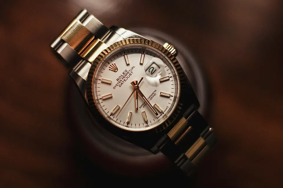 Reloj analógico redondo con caja plateada y esfera blanca